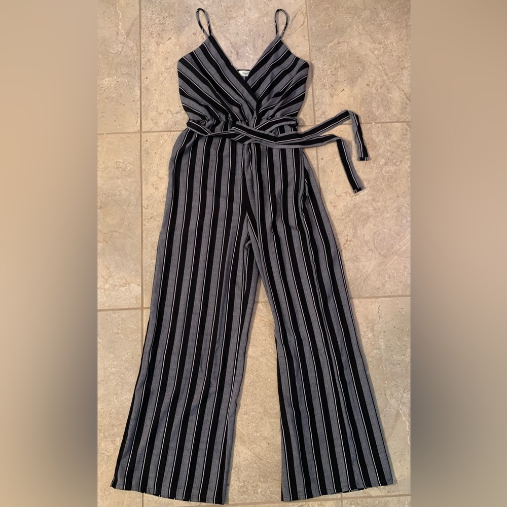 🖤🩶Shop17 Women’s Vertical Striped Black and Gray V Neck Jumpsuit - Size Medium